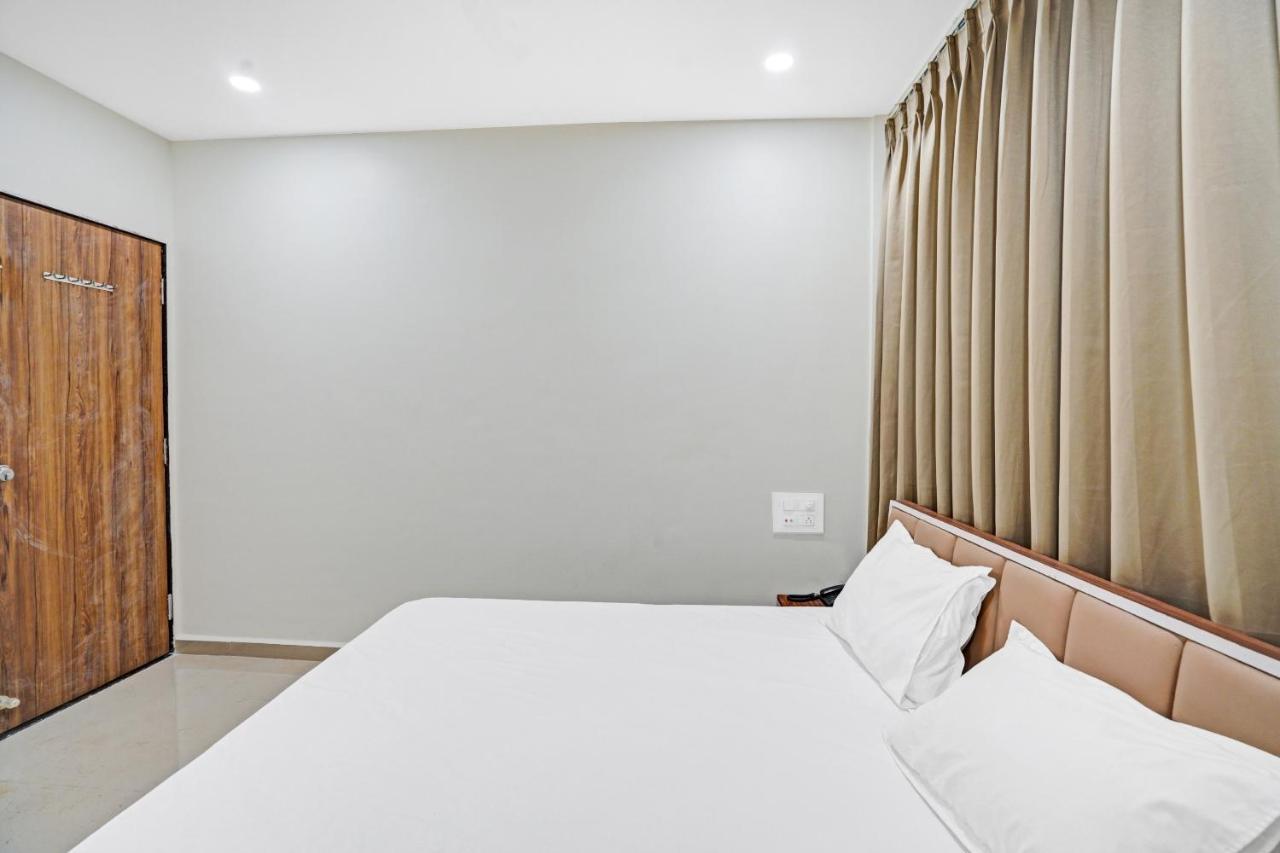 Collection O 83775 Hotel 4King Surat Exteriör bild