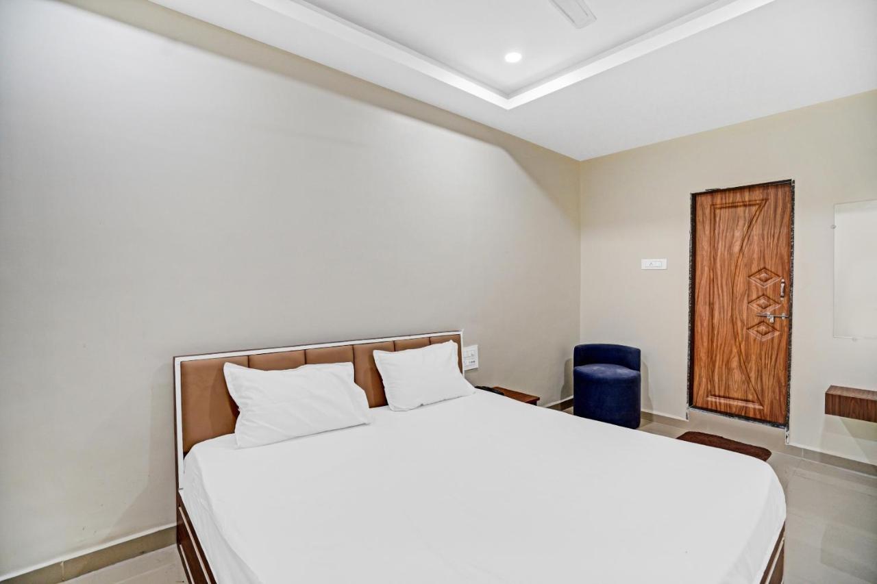 Collection O 83775 Hotel 4King Surat Exteriör bild