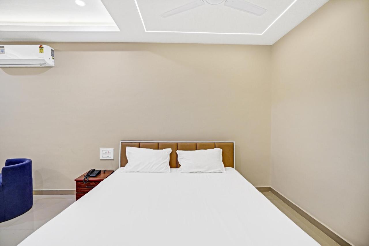Collection O 83775 Hotel 4King Surat Exteriör bild